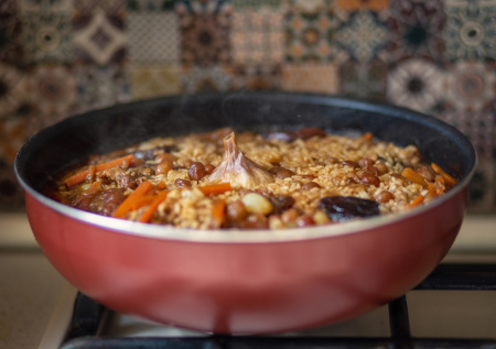 Готовлю плов, как мой дед: в чугунном казане на обычной плите
