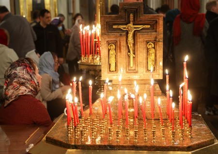 Почему свечи за упокой нельзя ставить с остальными: храмовая традиция