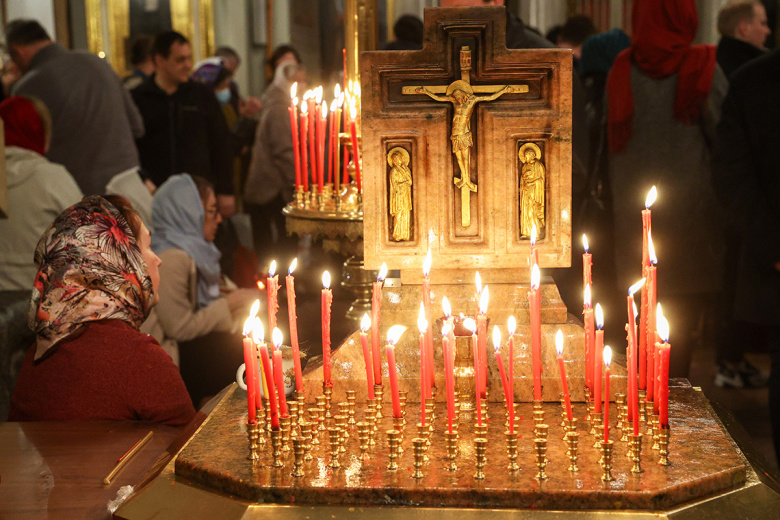 Почему свечи за упокой ставят отдельно — разбираемся в этике посещения храмов