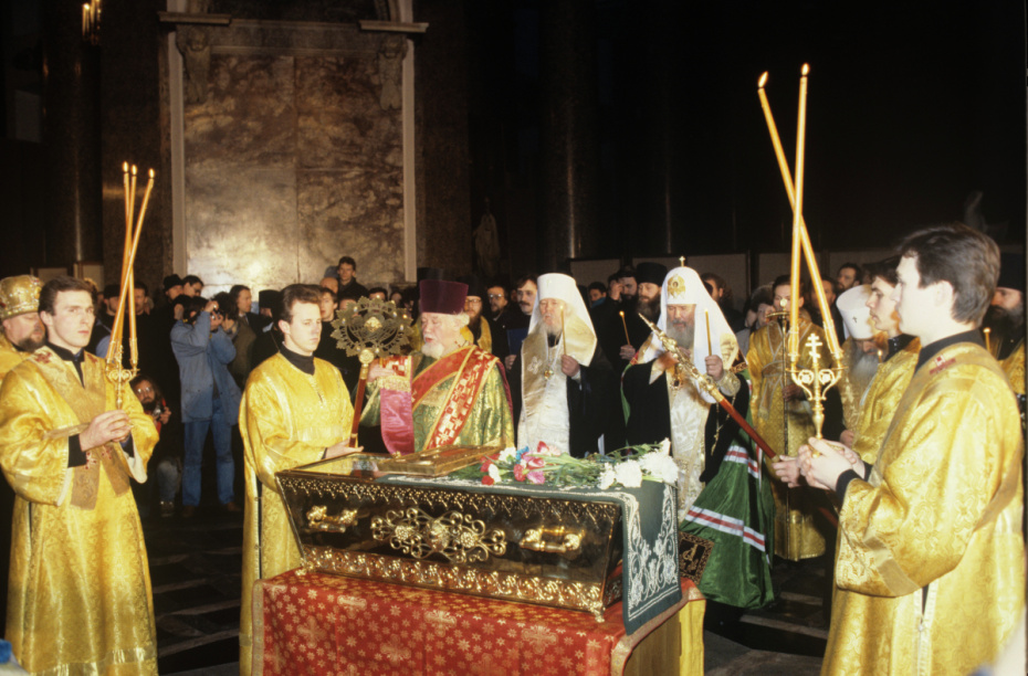 Патриарх Московский и всея Руси Алексий II (справа, второй план) во время церемонии передачи мощей Серафима Саровского Русской православной церкви, 1991 год