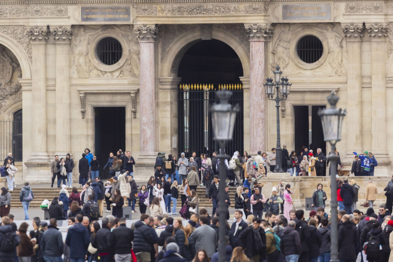 Лувр, Франция