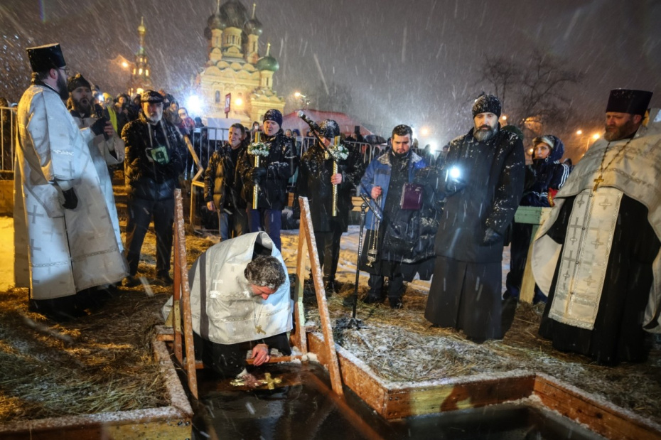 Правила погружения в прорубь: техника безопасности и поведение в воде