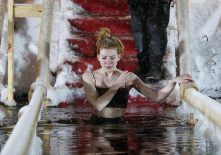 Кому нельзя, а кому осторожно. Советы врача перед крещенскими купаниями