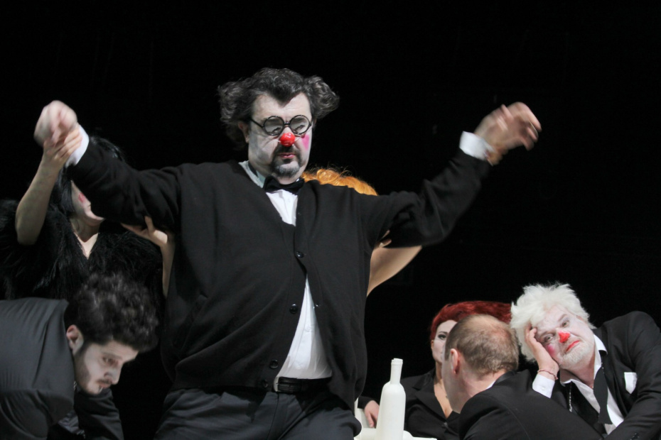 Игорь Золотовицкий в спектакле «Пьяный»