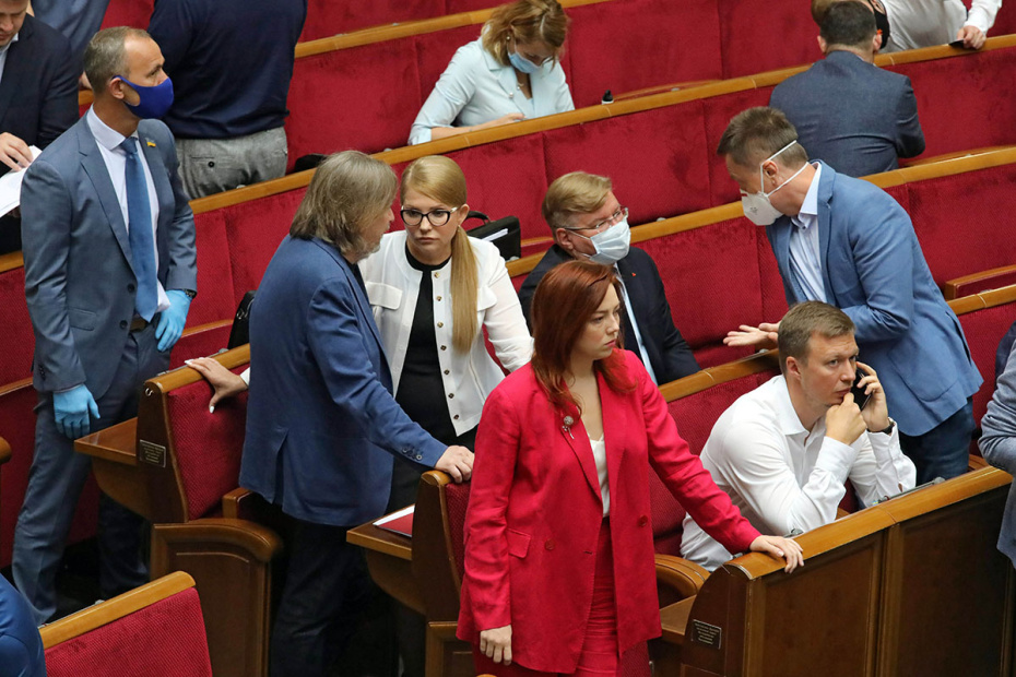 17 июля 2020 года. Депутат Юлия Тимошенко (в центре) на заседании Верховной рады в Киеве