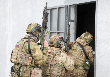 СОБР задержал аферистов, похитивших у москвичей более 500 тыс. рублей