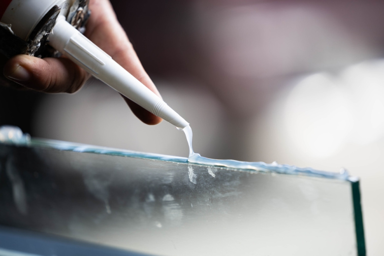 Как склеить разбитое стекло — способы вернуть жизнь хрупкому предмету