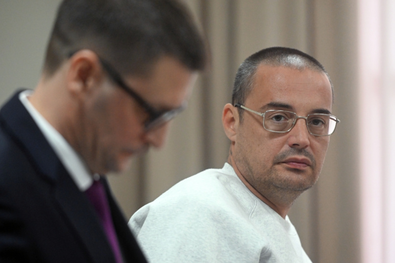 Алексей Долматов (Guf), (справа), подозреваемый в грабеже во время избрания ему меры пресечения, в Наро-Фоминском городском суде в Московской области