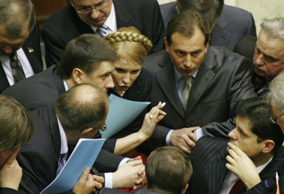 Лидер БЮТ Юлия Тимошенко (в центре) с депутатами своей фракции, блокировавшими трибуну в зале заседаний Верховной рады, 2007 год