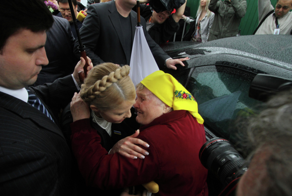 Лидер БЮТ Юлия Тимошенко (слева) приветствует участников акции протеста у здания Верховной рады Украины. Пикет проводят активисты блока Юлии Тимошенко и Всеукраинское объединение «Свобода», 2010 год