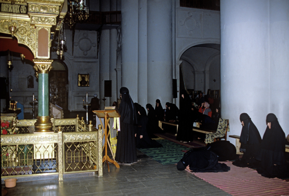 Монахини Свято-Троицкого Серафимо-Дивеевского женского монастыря во время службы в Троицком соборе. Село Дивеево