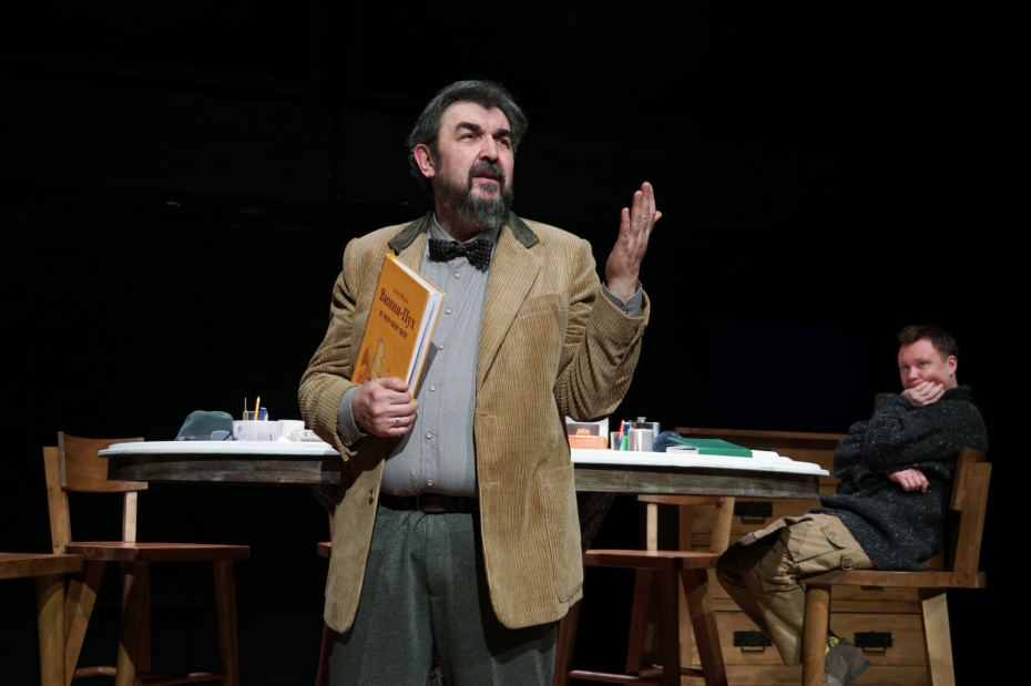 Игорь Золотовицкий в сцене из постановки «Чтения Винни-Пуха»