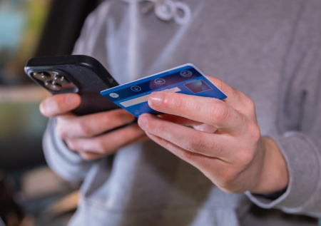 Эксперт рассказал, как сэкономить на обслуживании банковских карт