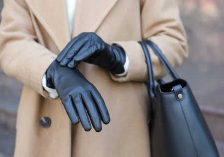 Врач назвала неочевидную опасность кожаных перчаток