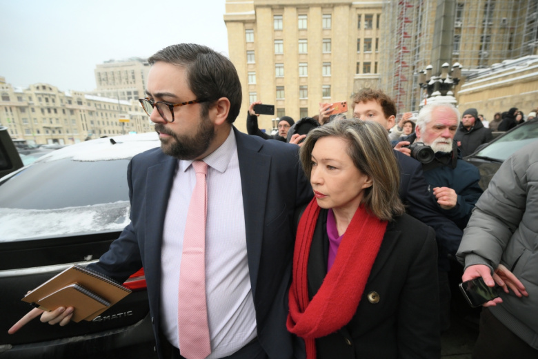 Временная поверенная в делах Великобритании в Москве Дейни Долакия у здания Министерства иностранных дел