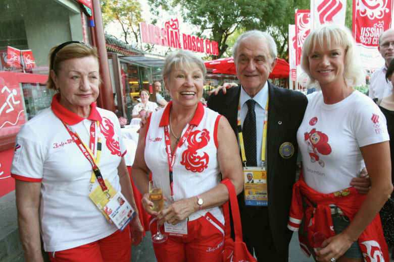 Лидия Иванова, Лариса Латынина, президент Международной гимнастической федерации (ФИЖ) Бруно Гранди и олимпийская чемпионка депутат Госдумы ФС РФ Светлана Хоркина (слева направо), 2008 год