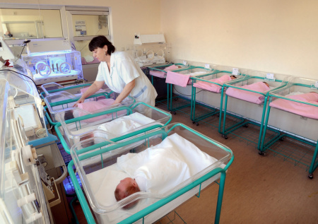 Новокузнецк спешно перестраивает помощь роженицам после трагедии в роддоме