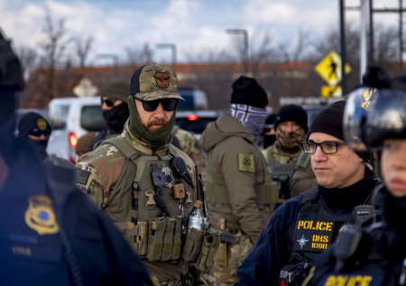 Появились кадры уличных боев между протестующими и силовиками в США