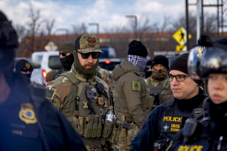 Миннеаполис, Миннесота, США: федеральные правоохранительные органы выстраиваются в шеренгу перед протестующими