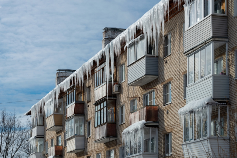 Кто должен стряхивать снег и сбивать сосульки — ответственность собственников