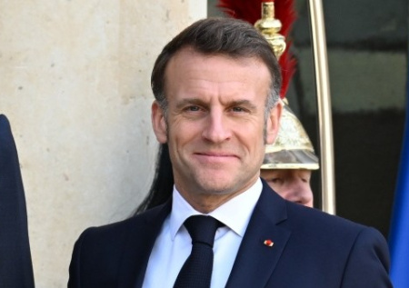 Макрон появился на публике с залитым кровью глазом