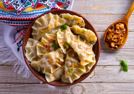 Картофель, творог и тмин — леплю польские вареники «руске». Те самые, где нежная начинка тает в ароматном бульоне