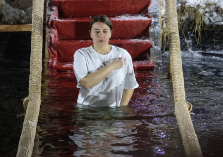 Врач рассказал, как безопасно провести крещенские купания