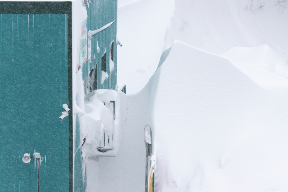 Снегопад в Петропавловске-Камчатском. По данным синоптиков, за 12–13 января в Петропавловске-Камчатском выпало 52% от месячной нормы осадков. 15 января снегопад возобновился