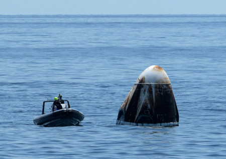 Роскосмос показал кадры прибытия Crew Dragon на Землю