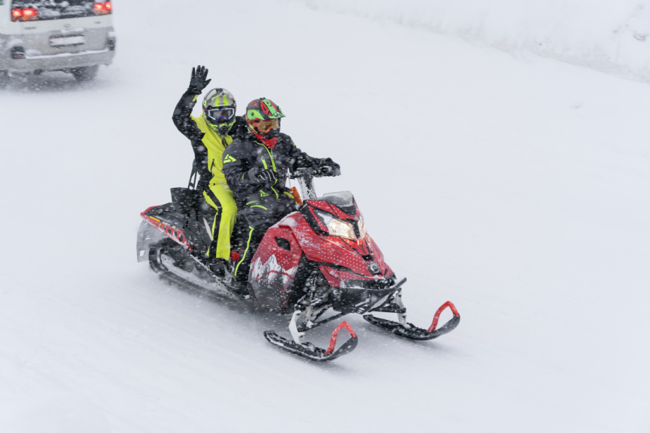 Горожане во время снегопада в Петропавловске-Камчатском. По данным синоптиков, за 12–13 января в Петропавловске-Камчатском выпало 52% от месячной нормы осадков. 15 января снегопад возобновился