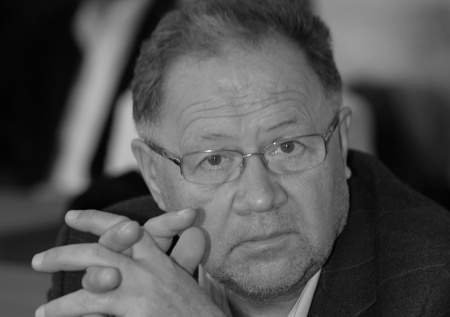 Умер известный театральный критик