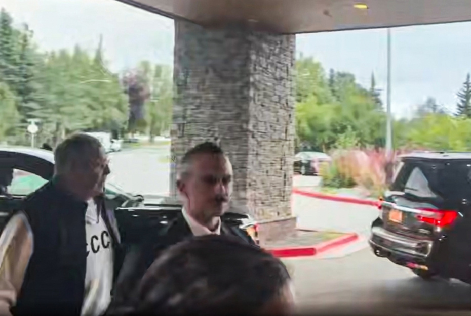 Сергей Лавров (слева) в Анкоридже