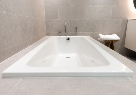 Акриловая ванна как новенькая: три домашних средства вместо дорогой химии