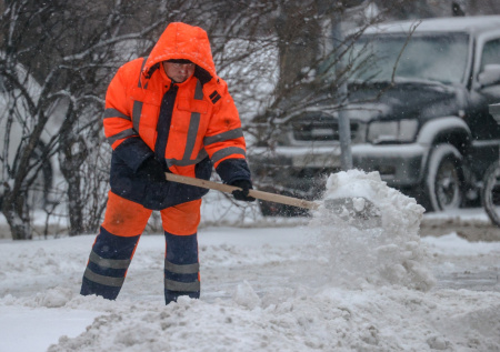 Россиянам рассказали, чем грозит неправильная уборка снега во дворе дома