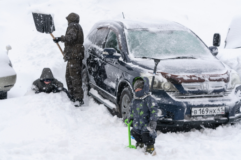 Горожане откапывают автомобиль во время снегопада в Петропавловске-Камчатском. По данным синоптиков, за 12–13 января в Петропавловске-Камчатском выпало 52% от месячной нормы осадков. 15 января снегопад возобновился