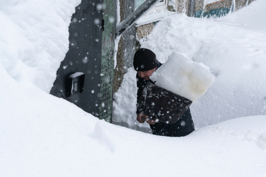 Снегопад в Петропавловске-Камчатском. По данным синоптиков, за 12–13 января в Петропавловске-Камчатском выпало 52% от месячной нормы осадков. 15 января снегопад возобновился