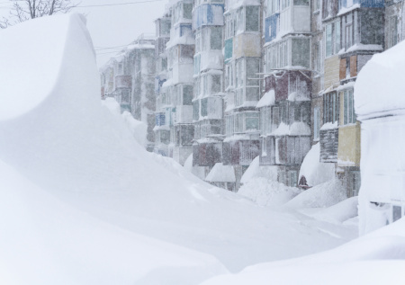 На Камчатке глыба льда с крыши пробила окно в квартире с маленькими детьми