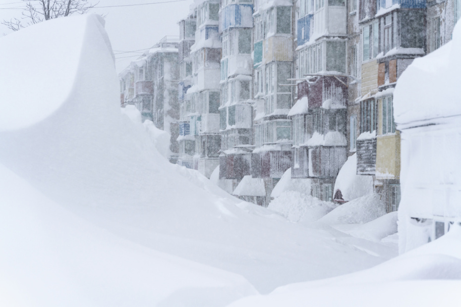 Снегопад в Петропавловске-Камчатском. По данным синоптиков, за 12–13 января в Петропавловске-Камчатском выпало 52% от месячной нормы осадков. 15 января снегопад возобновился