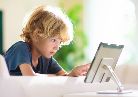 Психолог рассказала, как помочь ребенку при зависимости от гаджетов