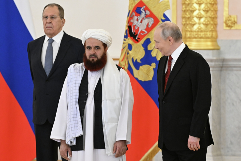 Владимир Путин и посол Афганистана в России Гулл Хассан Хассан на церемонии вручения верительных грамот чрезвычайными и полномочными послами иностранных государств