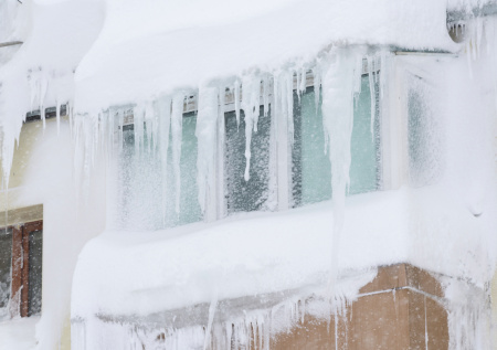 Снег с крыш убил двух человек в российском регионе