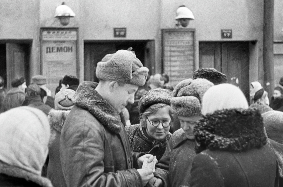 Москвичи у филиала Большого театра. Пушкинская улица. Москва, 1942 год
