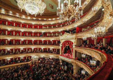 В России осудили эпатажные фото моделей в Большом театре
