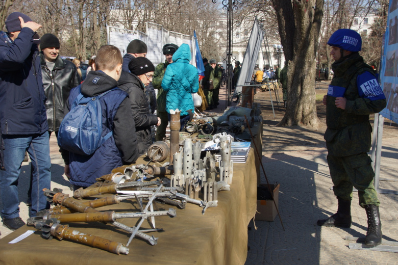 Посетители выставки свидетельств военной агрессии ВСУ в Луганске, 2019 год