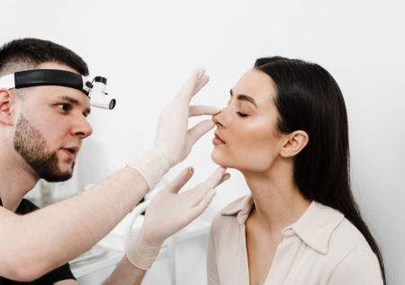 Врач объяснил, почему ринопластику считают сложнейшей операцией