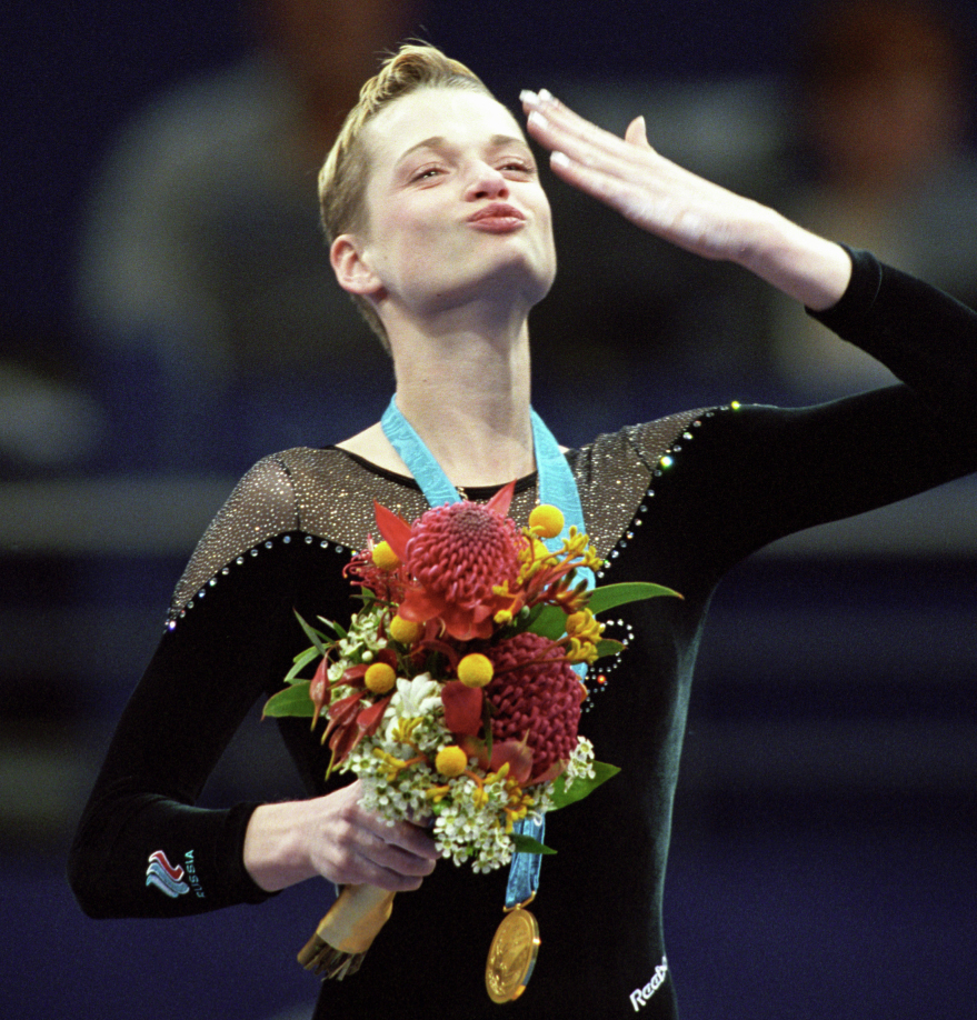 Российская спортсменка Светлана Хоркина после вручения ей золотой медали за победу в соревнованиях по спортивной гимнастике. Сидней, Австралия, 2000 год