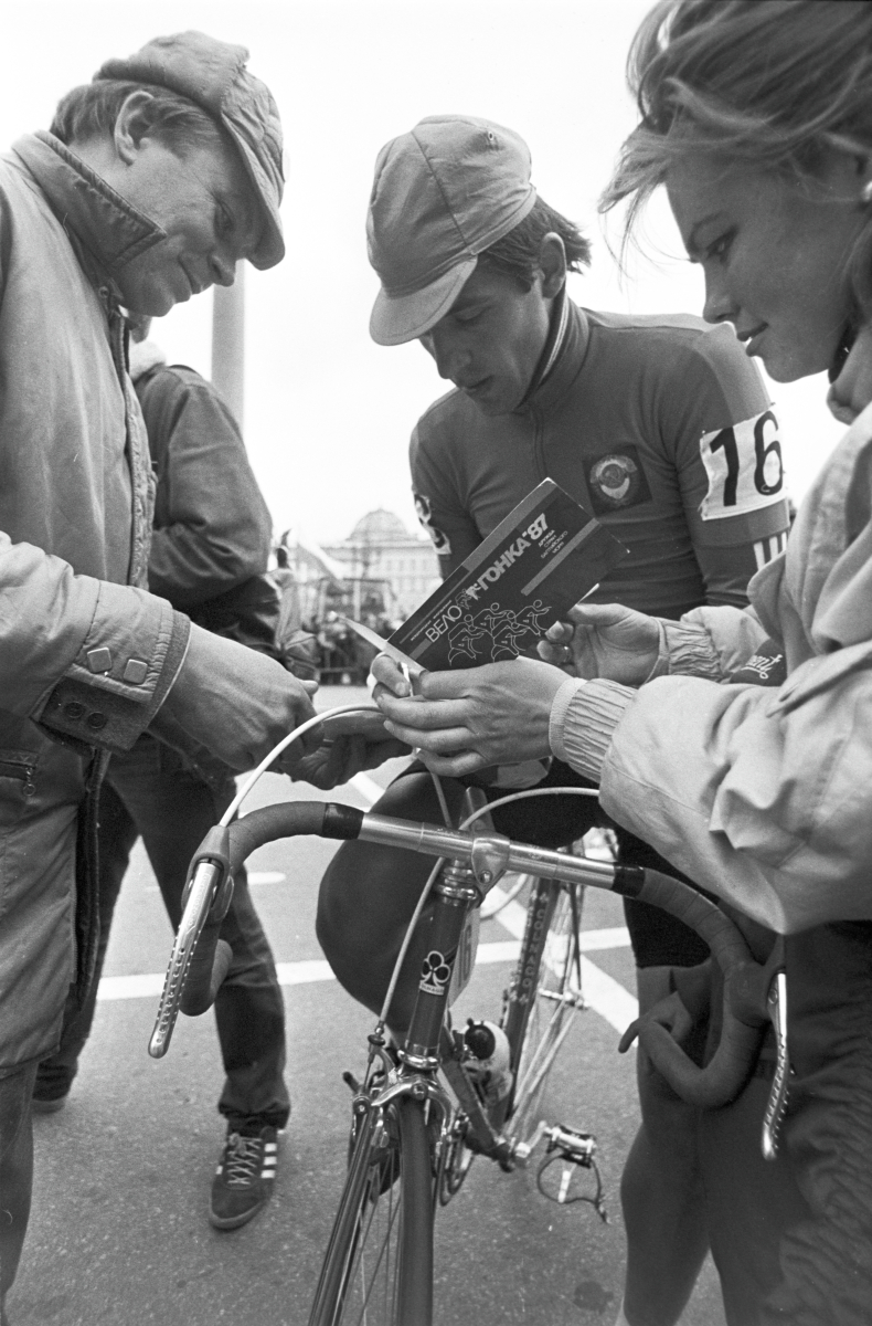 Вторая международная велогонка «Дружба стран Балтийского моря». Жители города берут автограф у победителя веломарафона капитана первой сборной команды СССР Асята Саитова, 1987 год