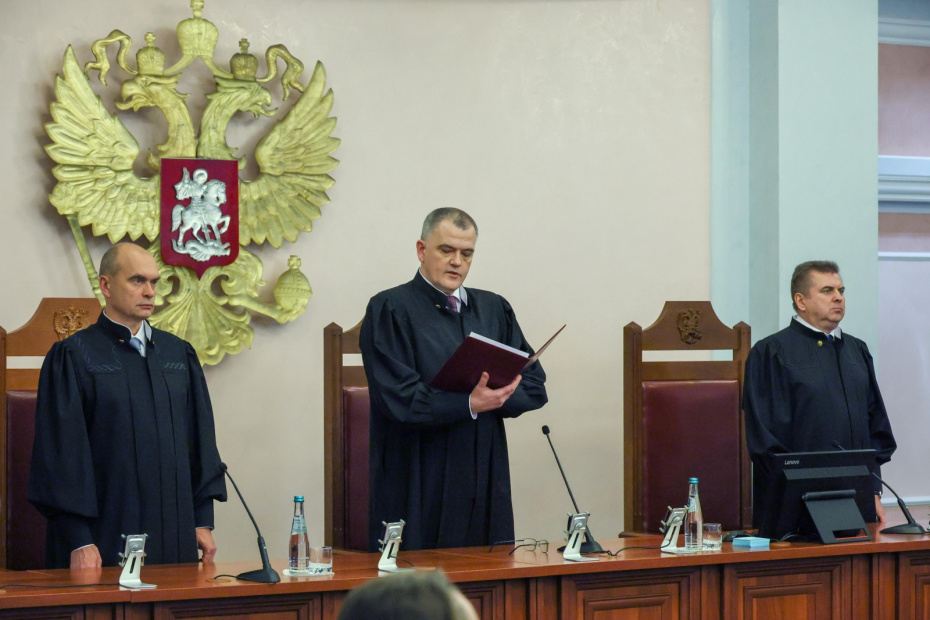 Суд рассматривает жалобу на решения нижестоящих судов по иску о признании недействительной сделки по продаже квартиры Ларисы Долиной Полине Лурье