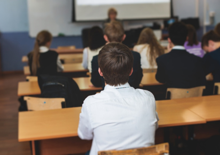 Пристыдивший учительницу за маленькую зарплату школьник извинился