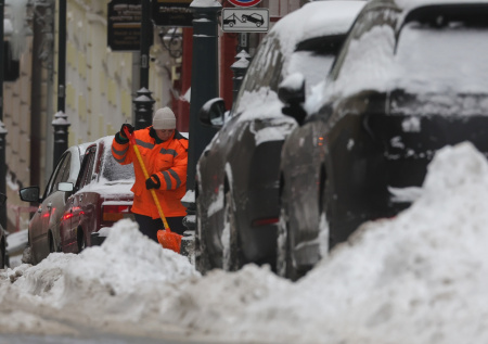 Снег не убран: кто отвечает за дворы и дороги зимой